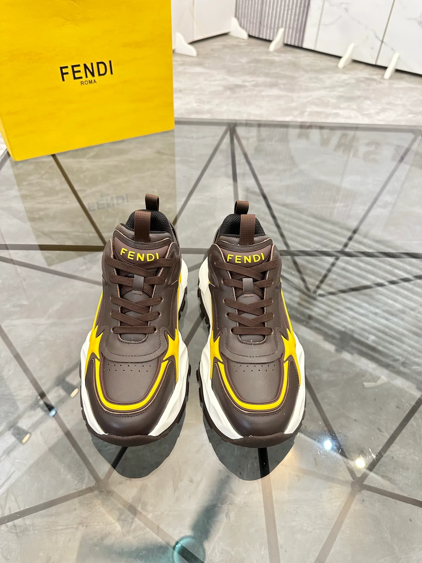 Men's shoes: 💰P580¥ Product trademark: Fendi* "Fendi*" low-top sports shoes Regular size: 39-44 (can be customized to 38.45.46) Product material: imported cowhide upper, breathable lining, original outsole. No.: 0008